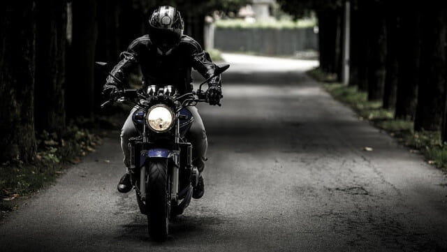 バイクに乗る男のイメージ画像
