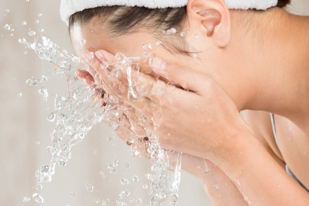 顔を洗う女性のイメージ画像